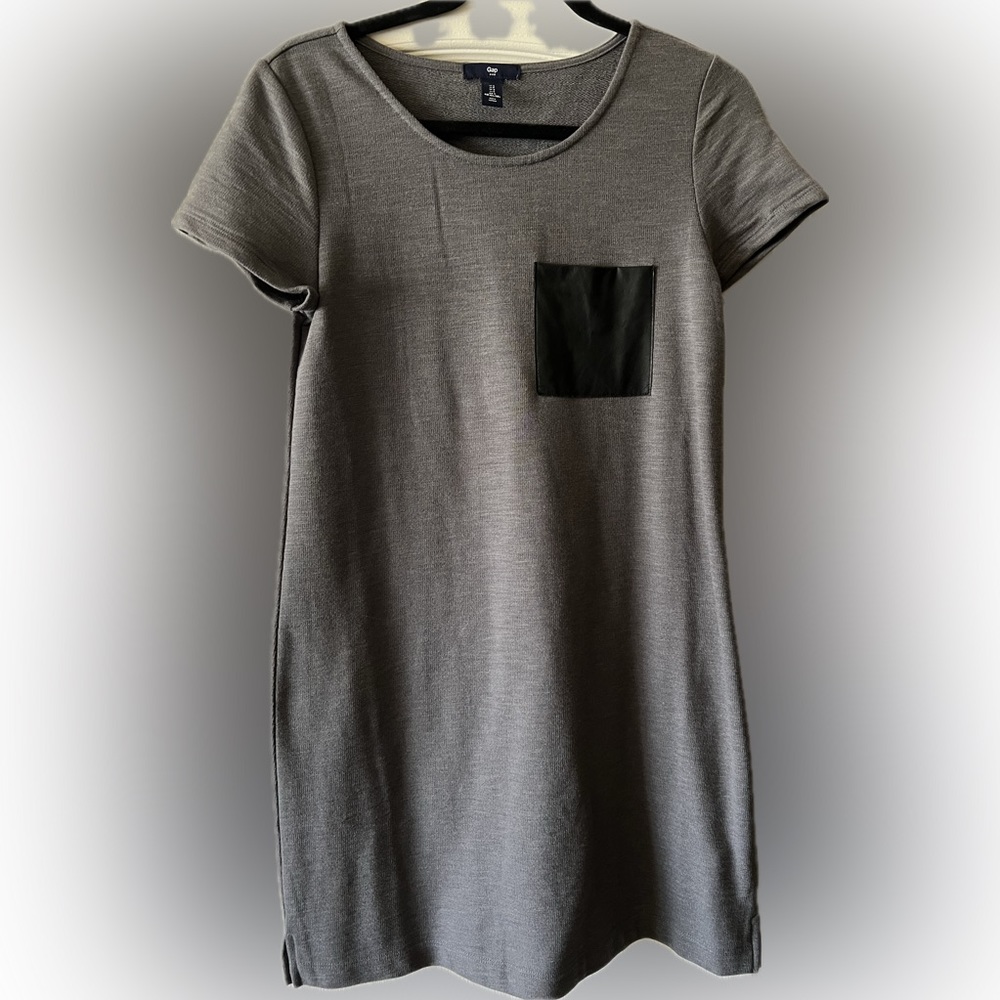 Gap Gray short sleeve dress with black faux leather pocket. Size small.